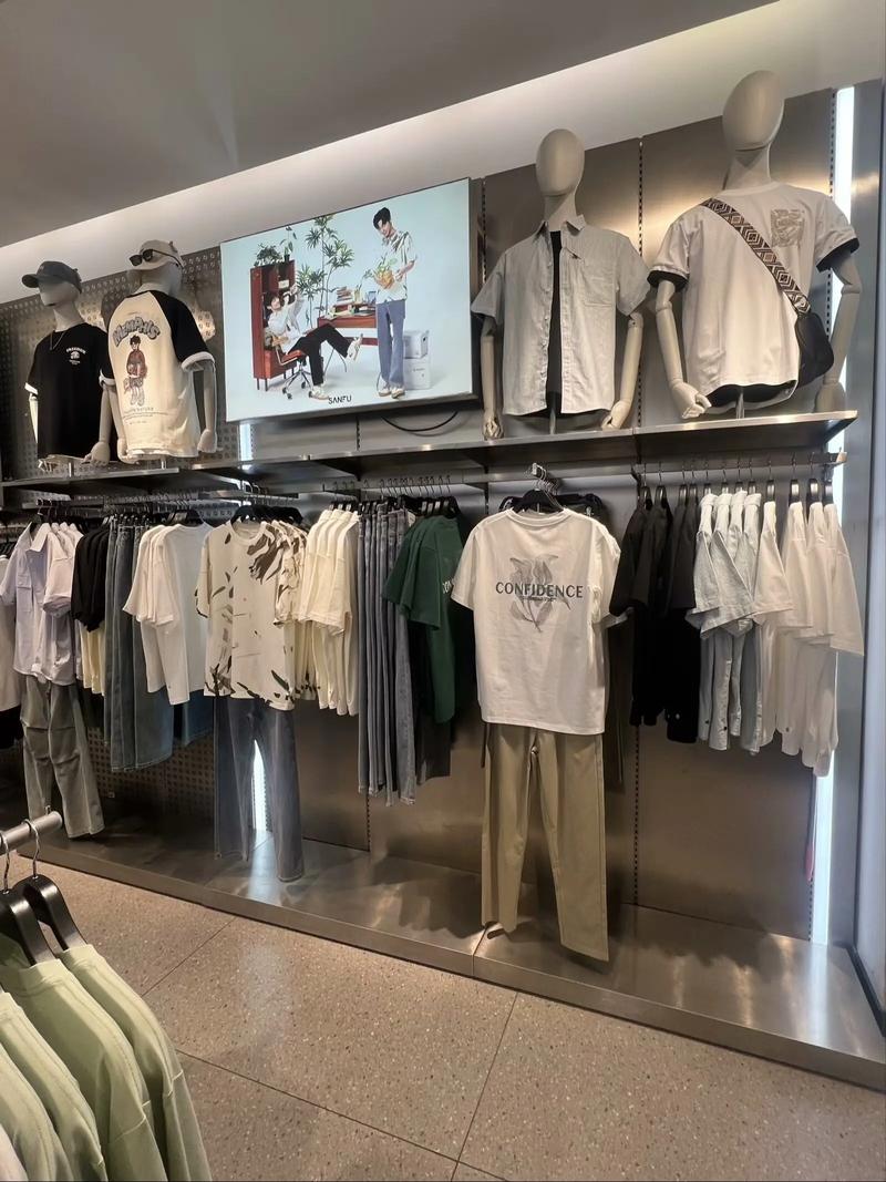 时尚潮流中的精品服装展示